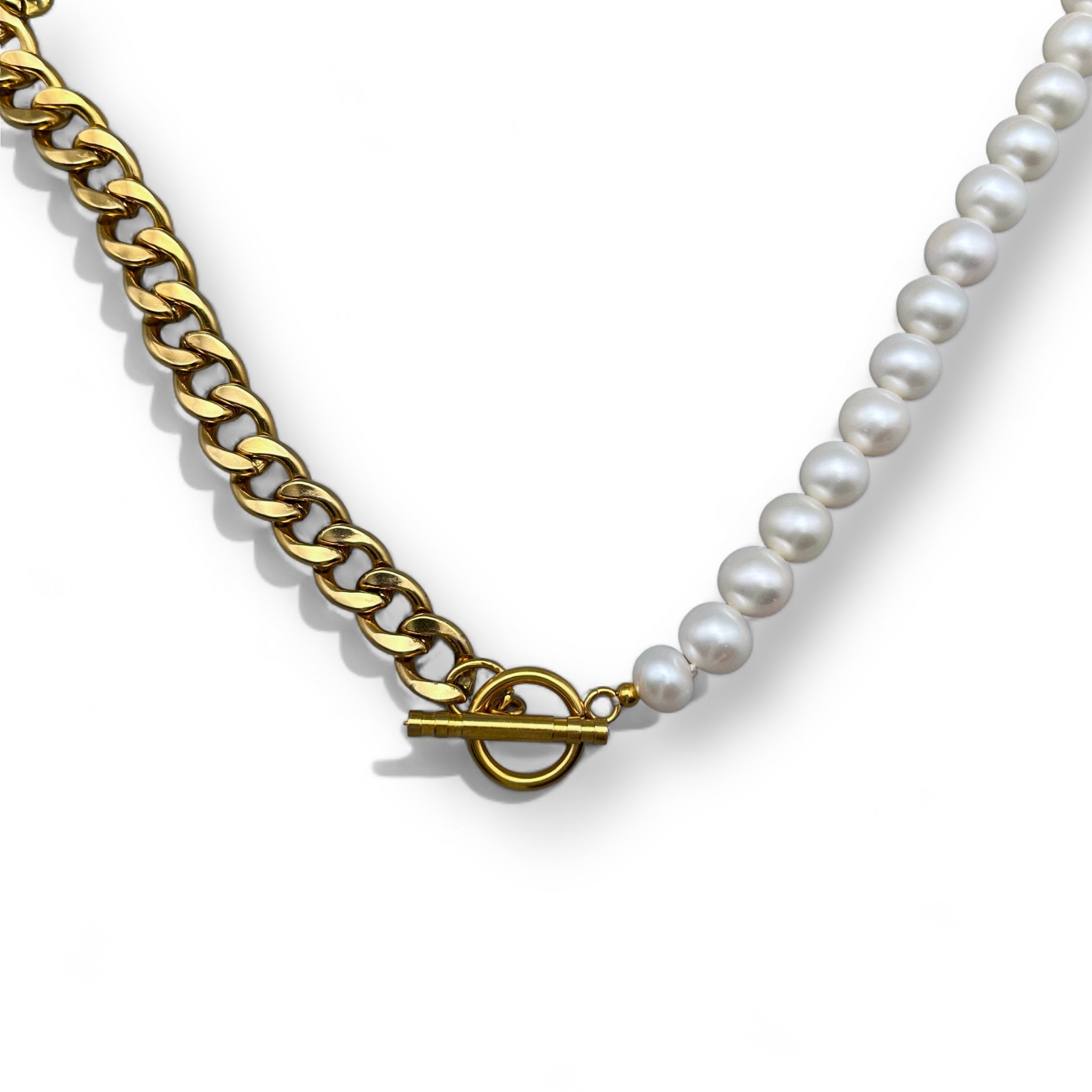 Cassandra Ronde Zoetwater Parel Ketting met Vergulde goud Chain