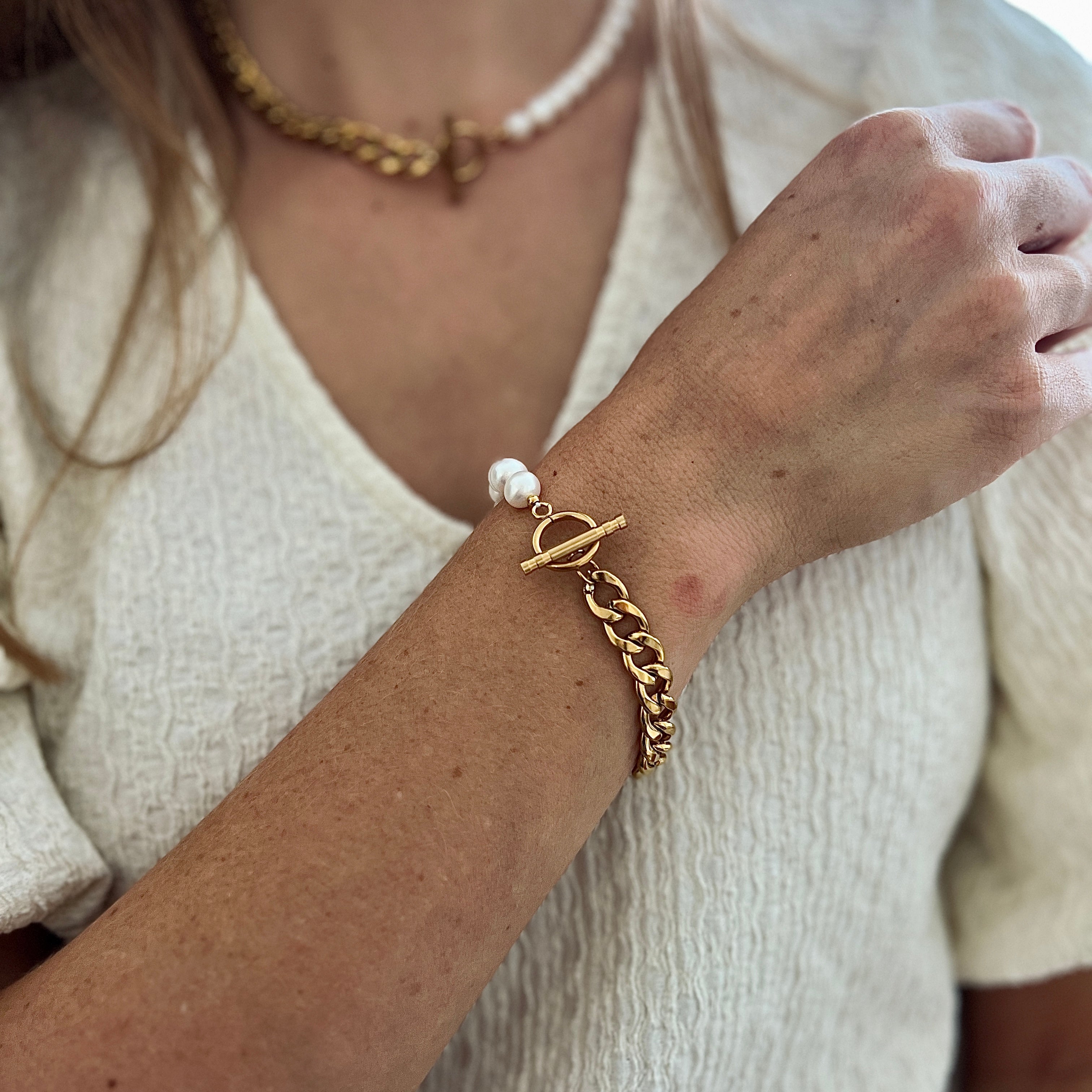 Cassandra Ronde Zoetwater Parel Armband met Vergulde goud Chain