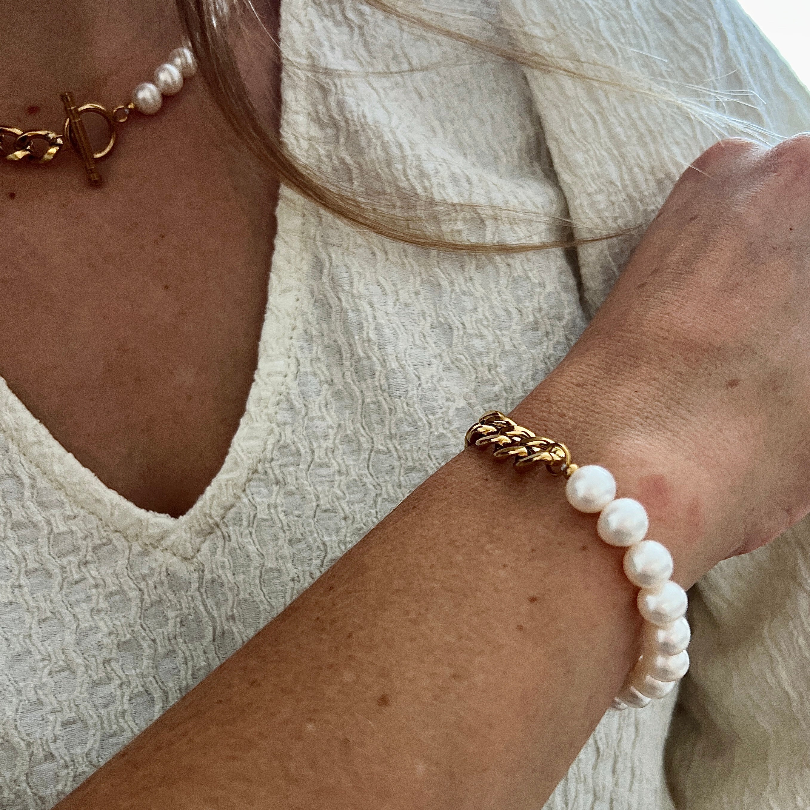 Cassandra Ronde Zoetwater Parel Armband met Vergulde goud Chain