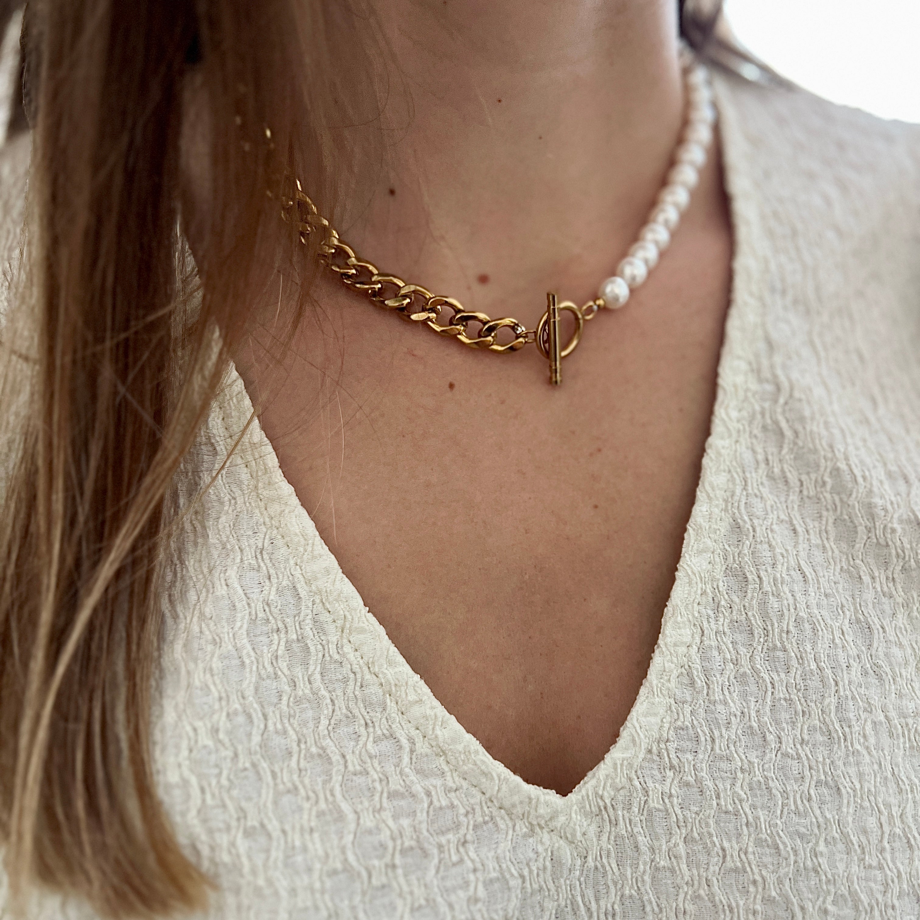 Cassandra Ronde Zoetwater Parel Ketting met Vergulde goud Chain