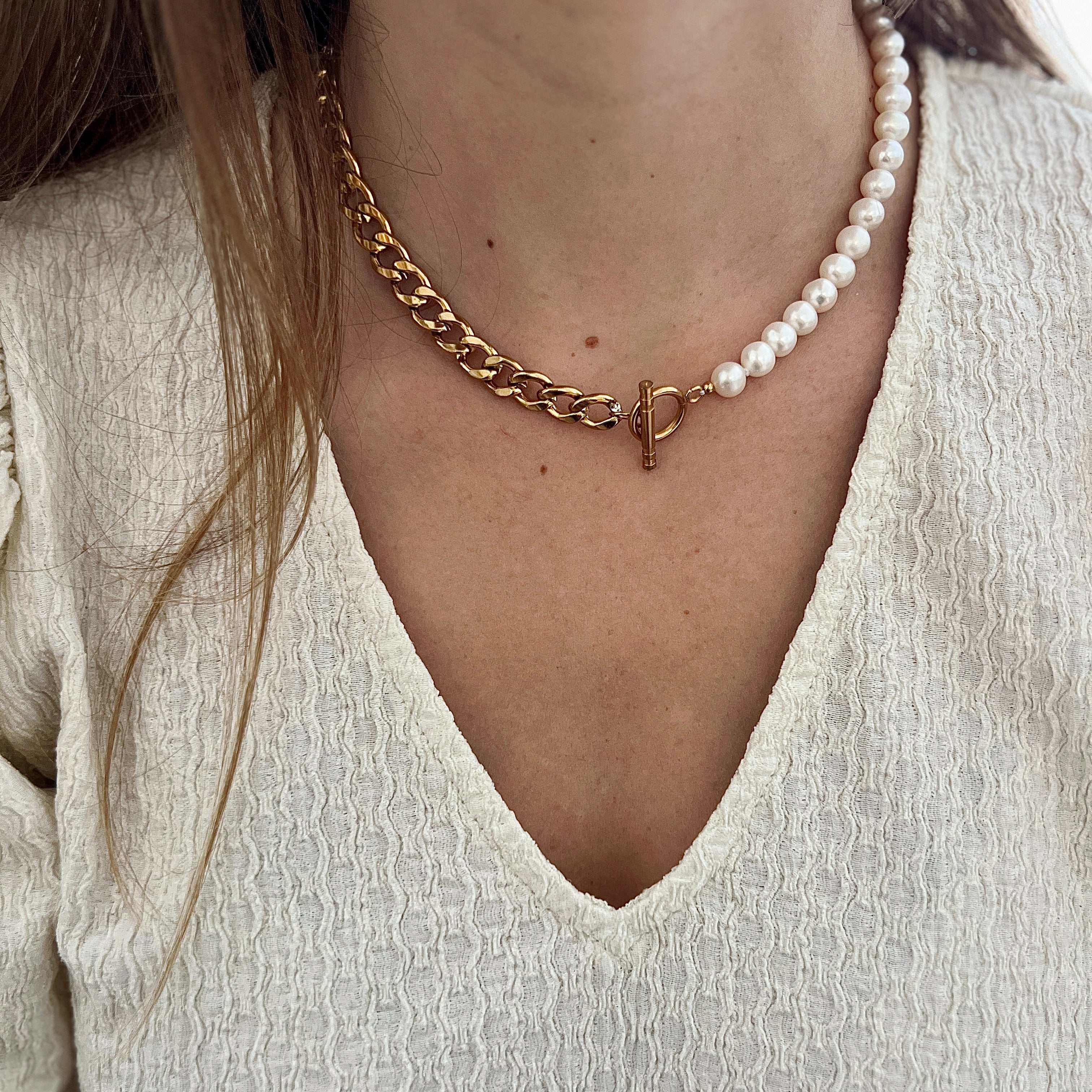 Cassandra Ronde Zoetwater Parel Ketting met Vergulde goud Chain